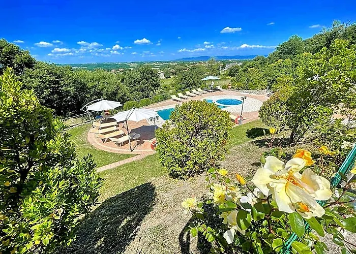 Pool And Jacuzzi - Charming Villa In Umbria