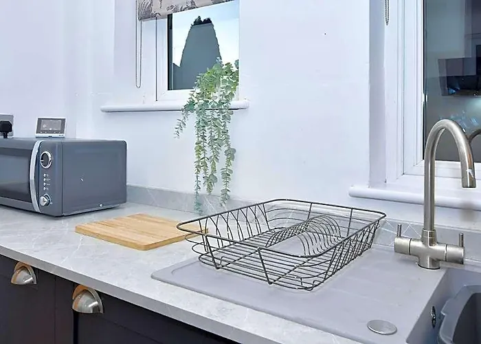 Stunning 3 Bed With Ultra Modern Kitchen, Book Now