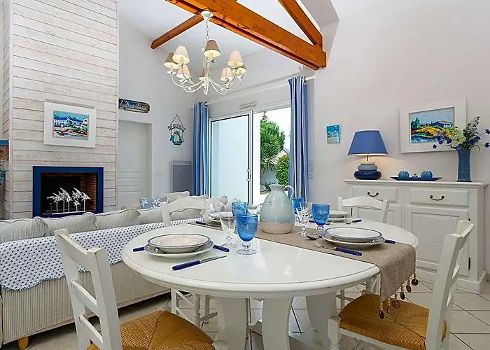 Spacious Villa By The Sea