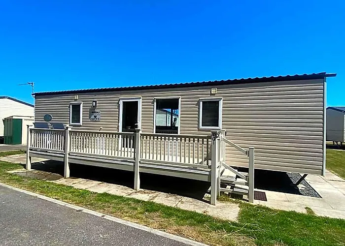 Palm Grove 1 - Golden Palm Resort - 2 Bathrooms, 2 Showers, Pet Friendly, Wifi And Bed Linen - Meadow Lakes Caravan & Lodge Hire