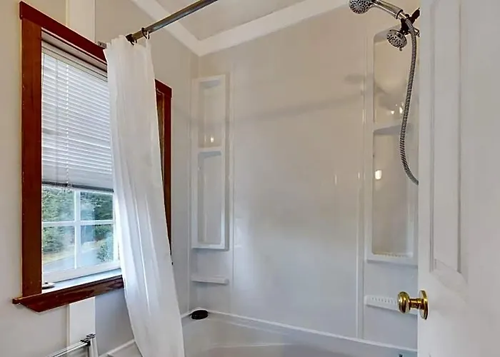 Grey Whale, Pet Friendly Studio At The Beach