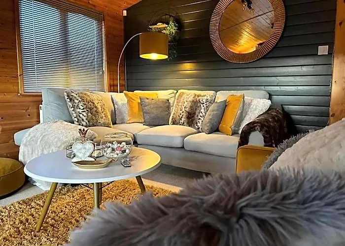 Pebble Boutique Lodge- Milford On Sea Note No Hot Tub At Lodge