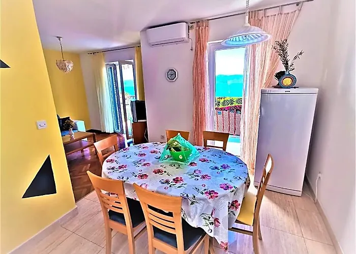 Holiday Apartment With A Balcony And Sea View, Just 300 Metres From The Beach