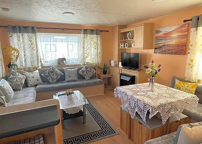 Bright Family Caravan With Deck & Bbq At Seawick Holiday Park, Clacton