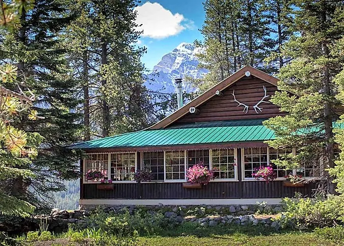 Storm Mountain Lodge & Cabins