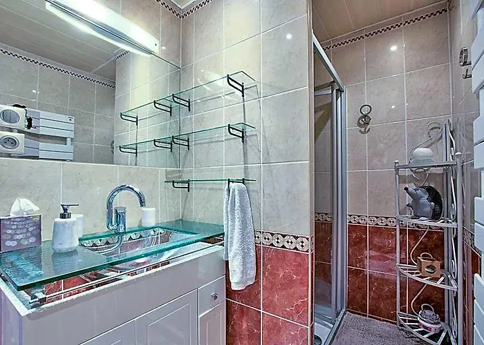 ! A Decouvrir ! Naturalbnb - Chambres D'Hotes Climatisees Au Calme - Top Confort Et Reposant - Parking Gratuit Securise - Garage Velos Et Motos - Offert Copieux Petit Dejeuner Fait Maison Sucre-Sale, Local Et Bio - Accueil Et Convivialite Garantis !