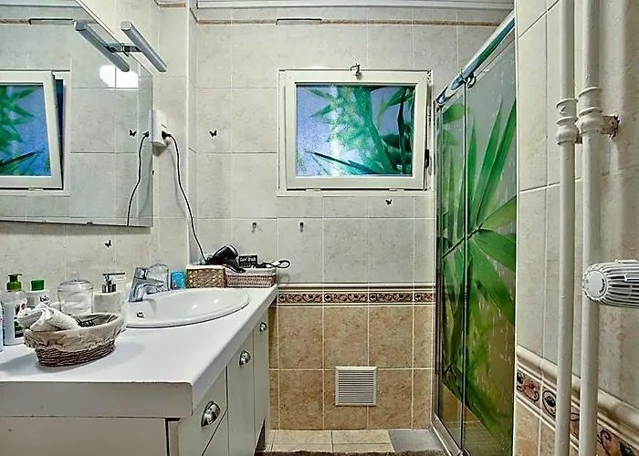 ! A Decouvrir ! Naturalbnb - Chambres D'Hotes Climatisees Au Calme - Top Confort Et Reposant - Parking Gratuit Securise - Garage Velos Et Motos - Offert Copieux Petit Dejeuner Fait Maison Sucre-Sale, Local Et Bio - Accueil Et Convivialite Garantis !