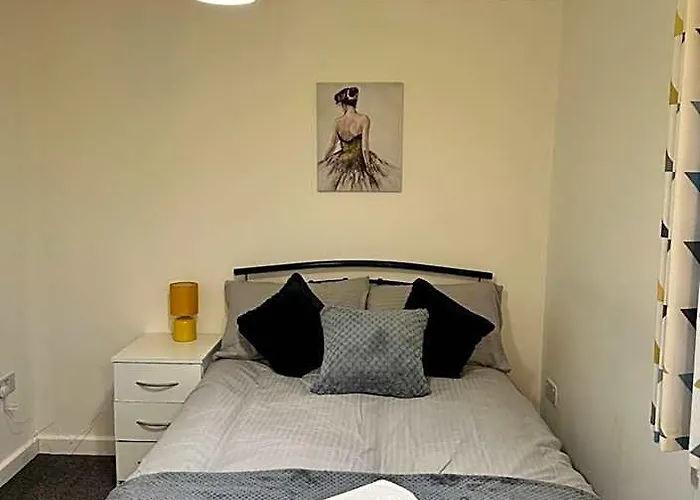 Lovely Town House Room 4