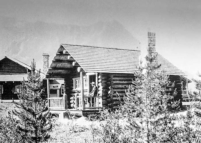 Storm Mountain Lodge & Cabins