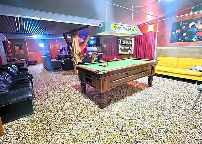 The Crossing Lodge And Backpackers