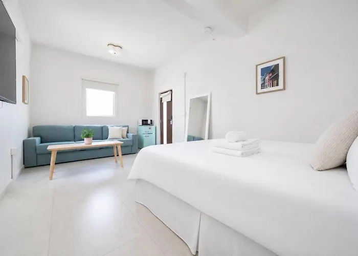 Room 16: Grand King Suite With Desk And Sofa Bed