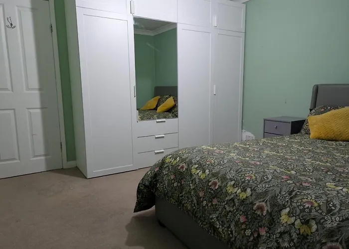 Large Central House Near Heathrow Airport & London With Parking