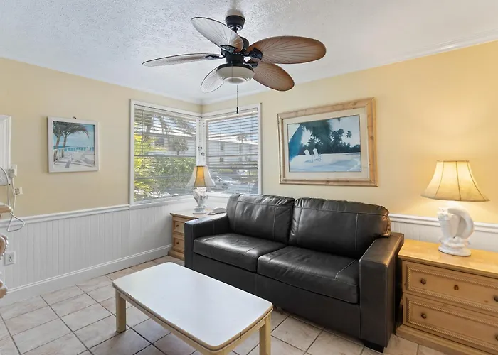 A Tropical Breeze Beach Club - Anna Maria Island