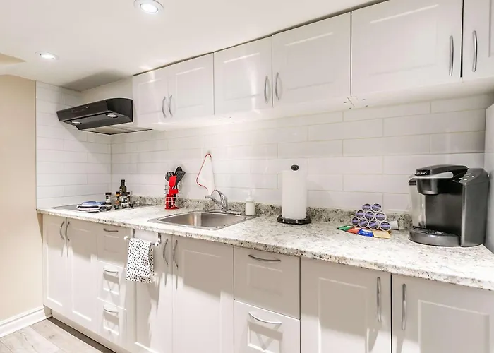St Clair Hotel - Cozy Basement Suite With Parking