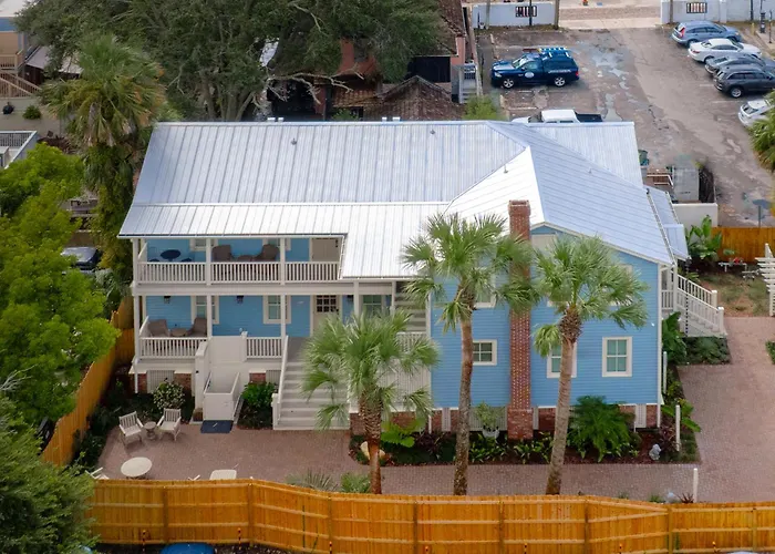 Blue Carriage House Downtown Boutique Hotel