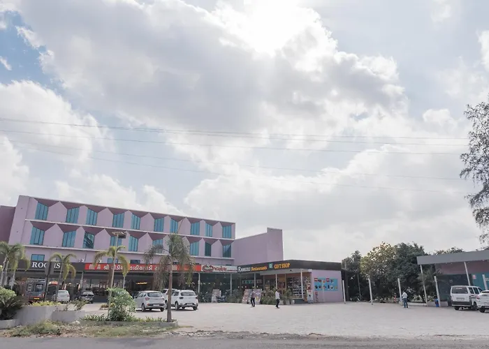 Hotel Rangoli - 10 Min From Palsana Chowk