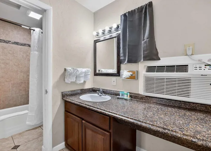 Eagle Motel Suite 110