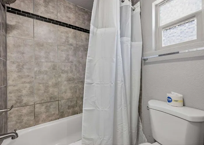 Eagle Motel Suite 112