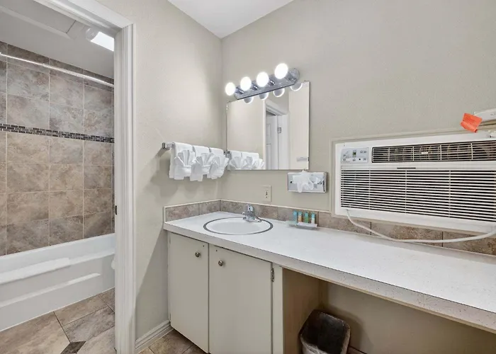 Eagle Motel Suite 117