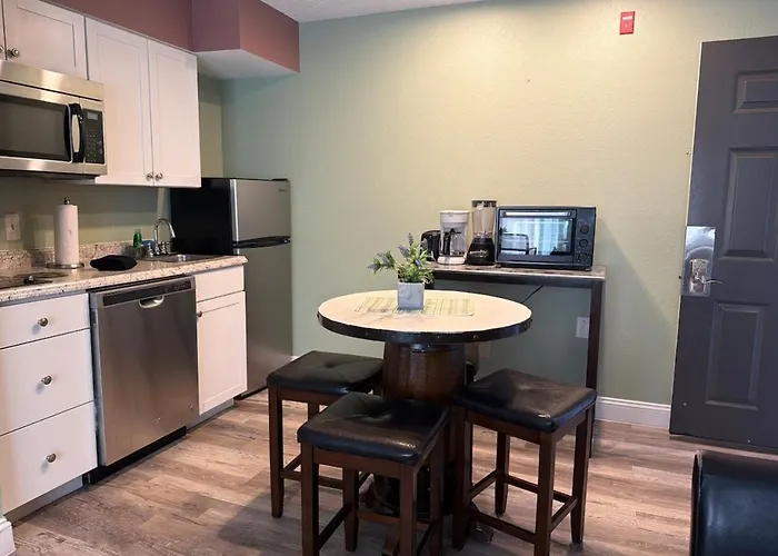 Lyrios Vacation Rentals - The Palms