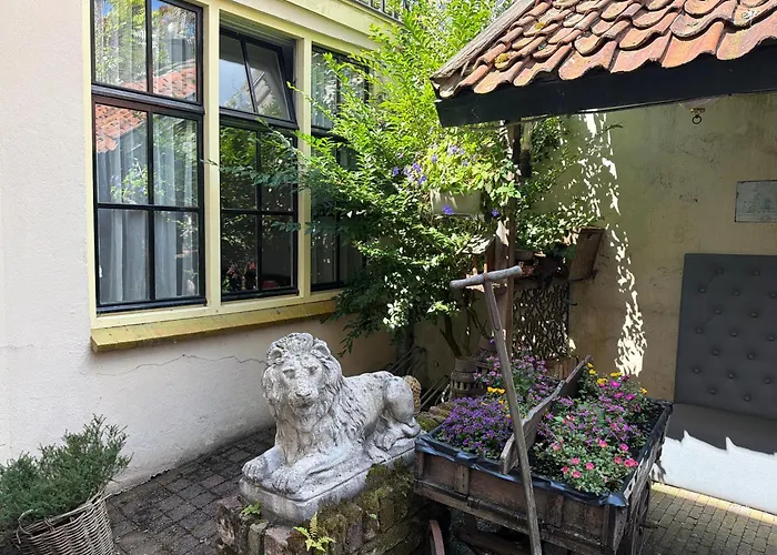 Hotel Hanzestadslogement De Leeuw: Historic Center Retreat with Kitchen Rooms
