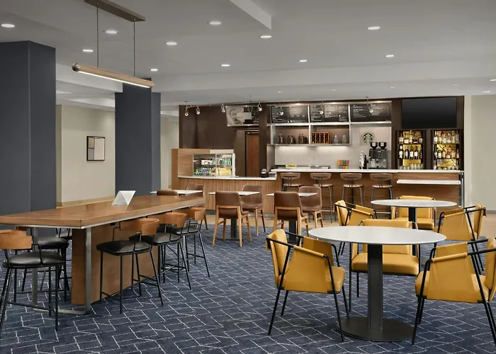 Courtyard By Marriott Bloomington