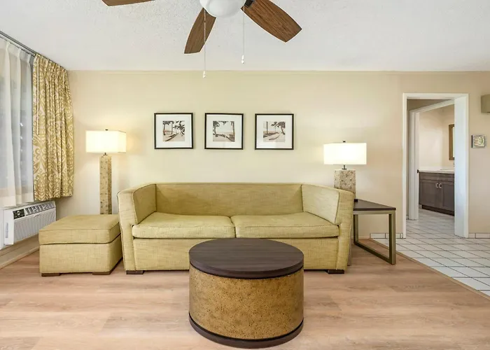 Plantation Hale Suites