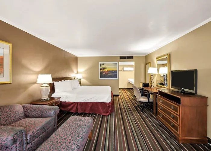 Days Inn & Suites By Wyndham Logan