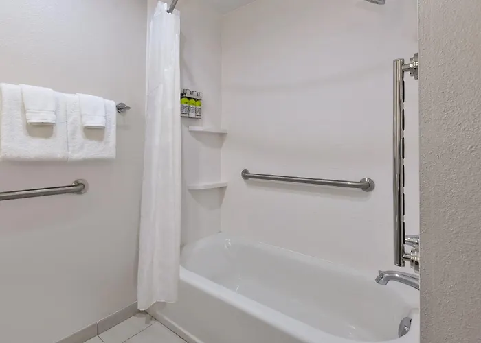 Holiday Inn Express Detroit-Warren/General Motors Technology Center By Ihg