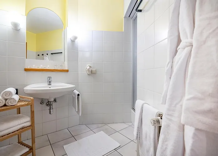 Hotel Das Gastein: Alpine Thermal Spa & Summer Mountain Access
