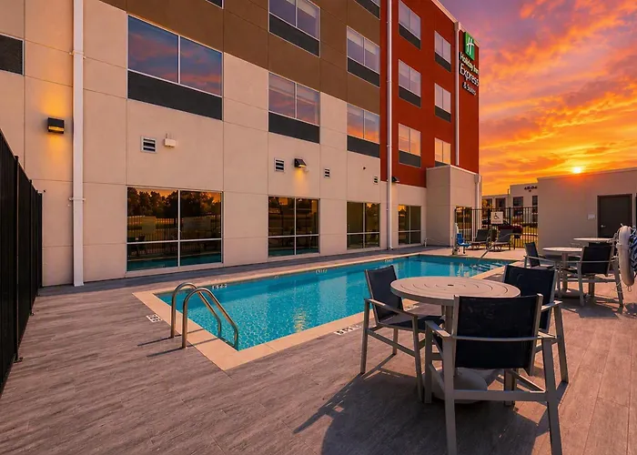 Holiday Inn Express & Suites Lindale - Tyler By Ihg