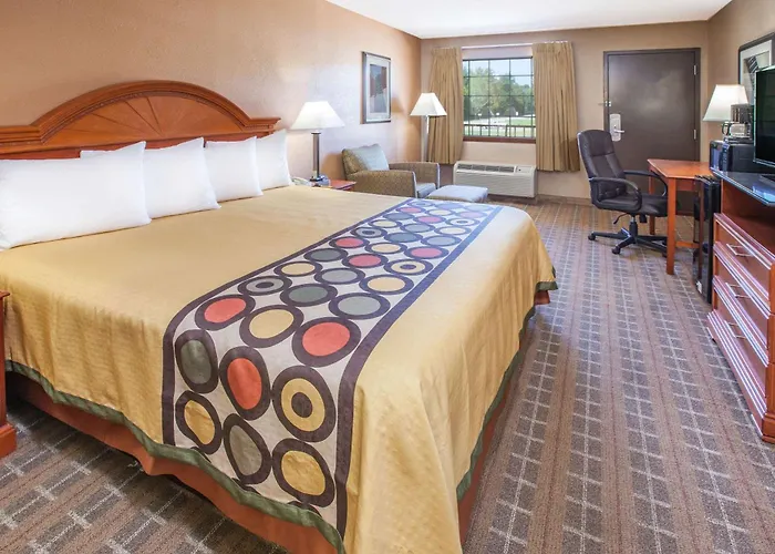 Super 8 By Wyndham Clinton
