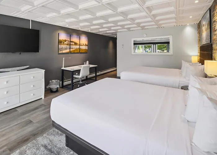 Terrace Bay Hotel - Lakefront