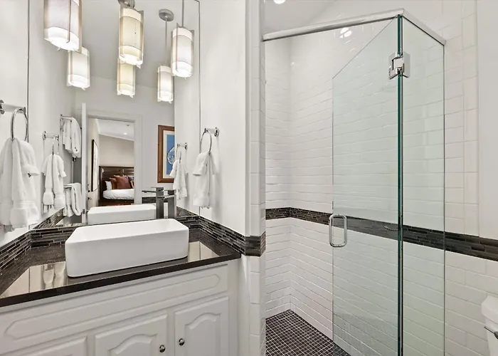 Independence Square 302, Top Floor Stylish Hotel Room With Wet Bar, A/C, In Downtown Aspen