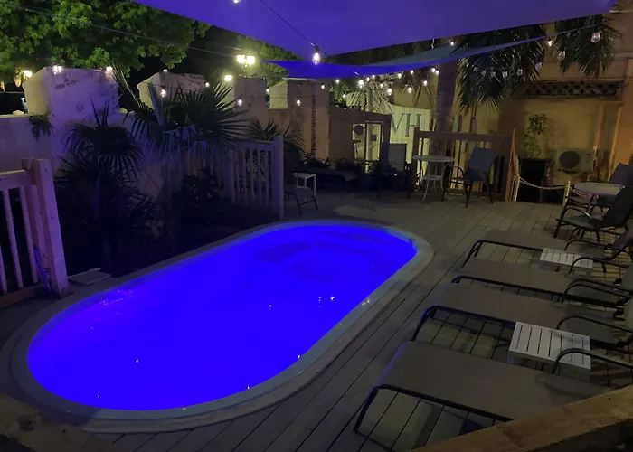 Ruff Resort At Victoria House
