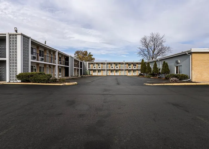 Super 8 By Wyndham Rockford South