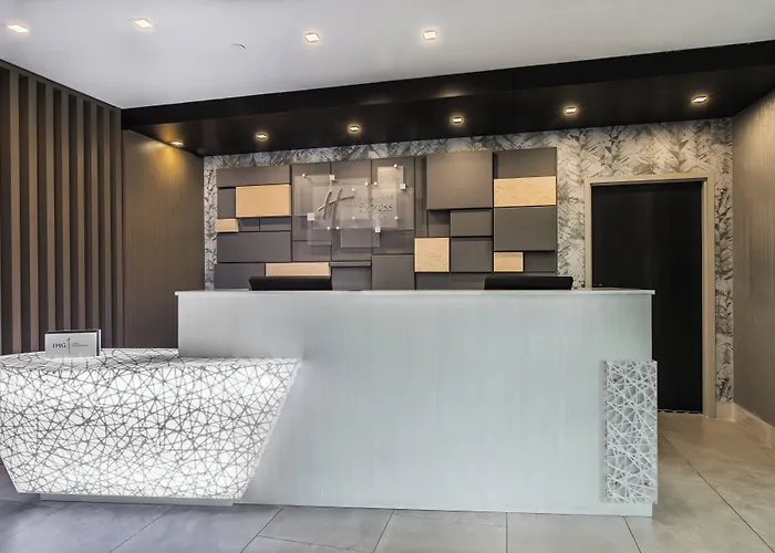 Holiday Inn Express & Suites Toronto Airport South By Ihg