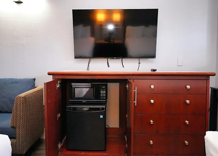 Seaside Inn & Suites
