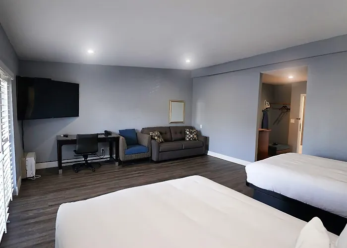 Seaside Inn & Suites