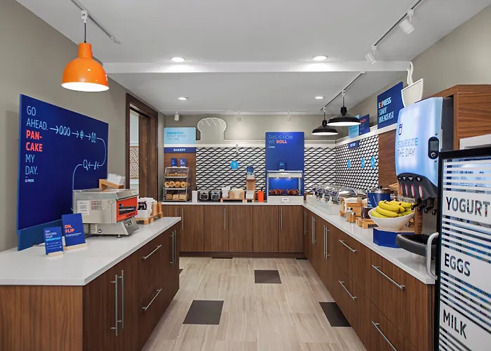 Holiday Inn Express & Suites Woodside Laguardia Airport