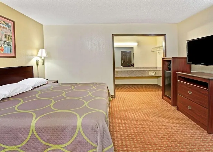 Super 8 By Wyndham Shawnee