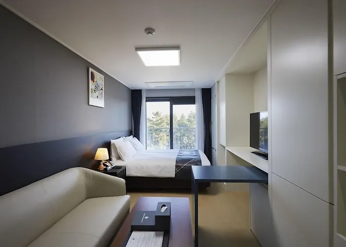 Sokcho Chonpines Beach Hotel