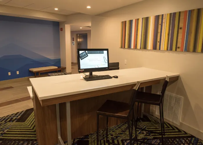 Holiday Inn Express & Suites - Warsaw - E Center By Ihg