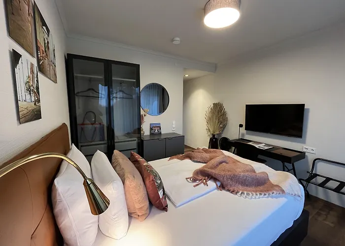 DAS SCHLOSSBERG - Boutique Hotel im Park- Nahe der Therme
