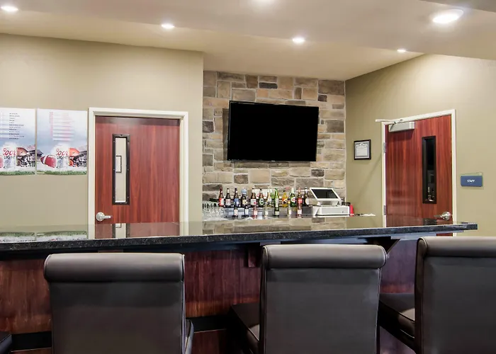 Cobblestone Hotel & Suites - Torrington