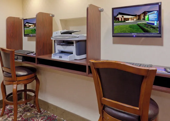 Holiday Inn Express & Suites Mentor - Banquet Center By Ihg