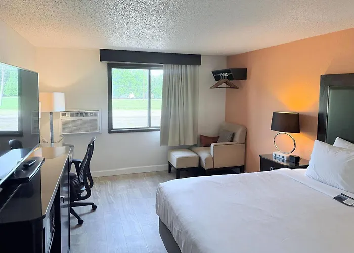 Howard Johnson By Wyndham Albert Lea