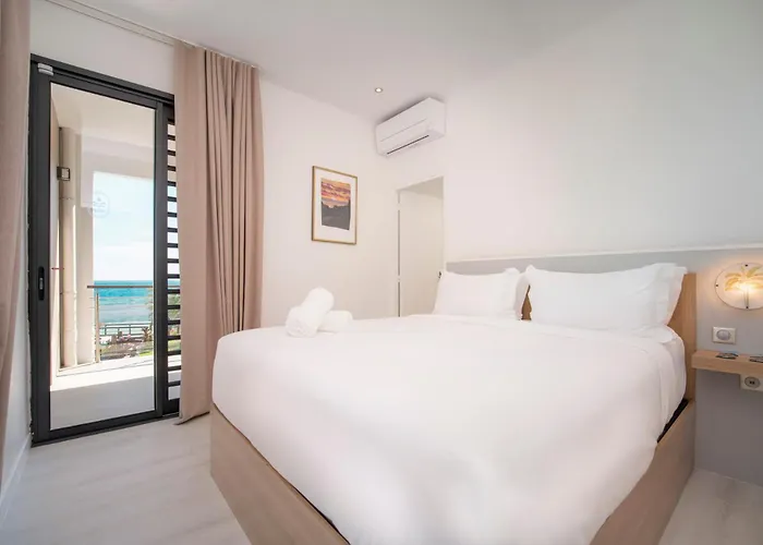 Cook'S Bay Hotel & Suites