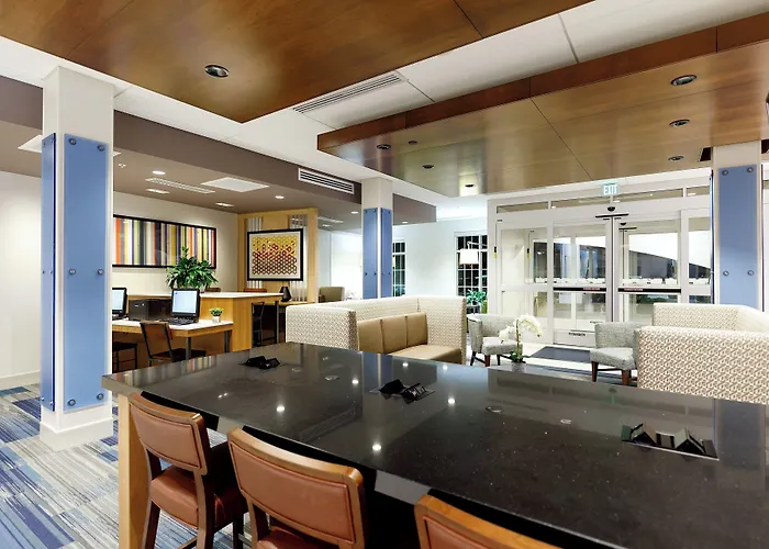 Holiday Inn Express & Suites - Sturbridge By Ihg