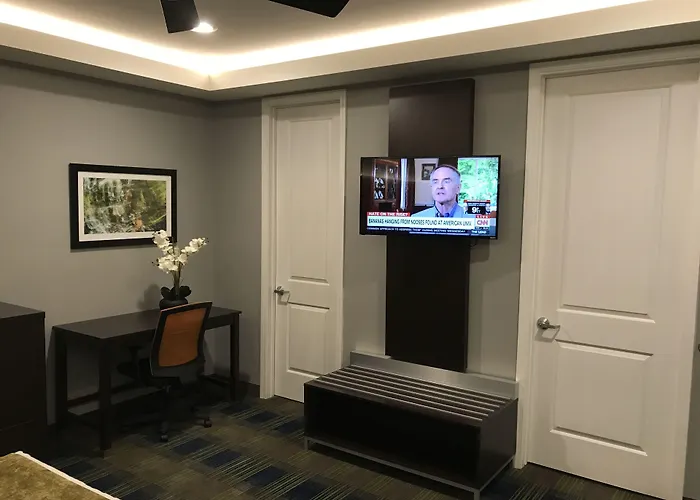 Days Inn & Suites By Wyndham Port Arthur